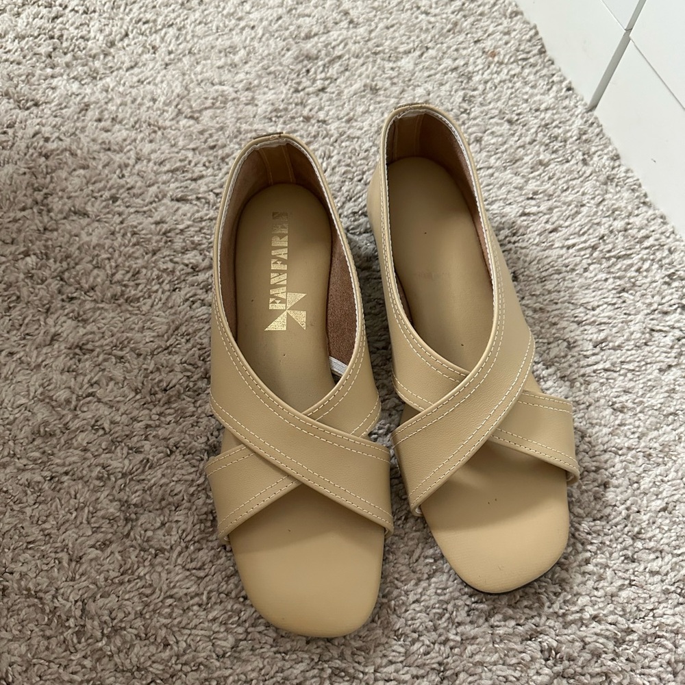Fanfares Women's Tan Cross-Strap Flats